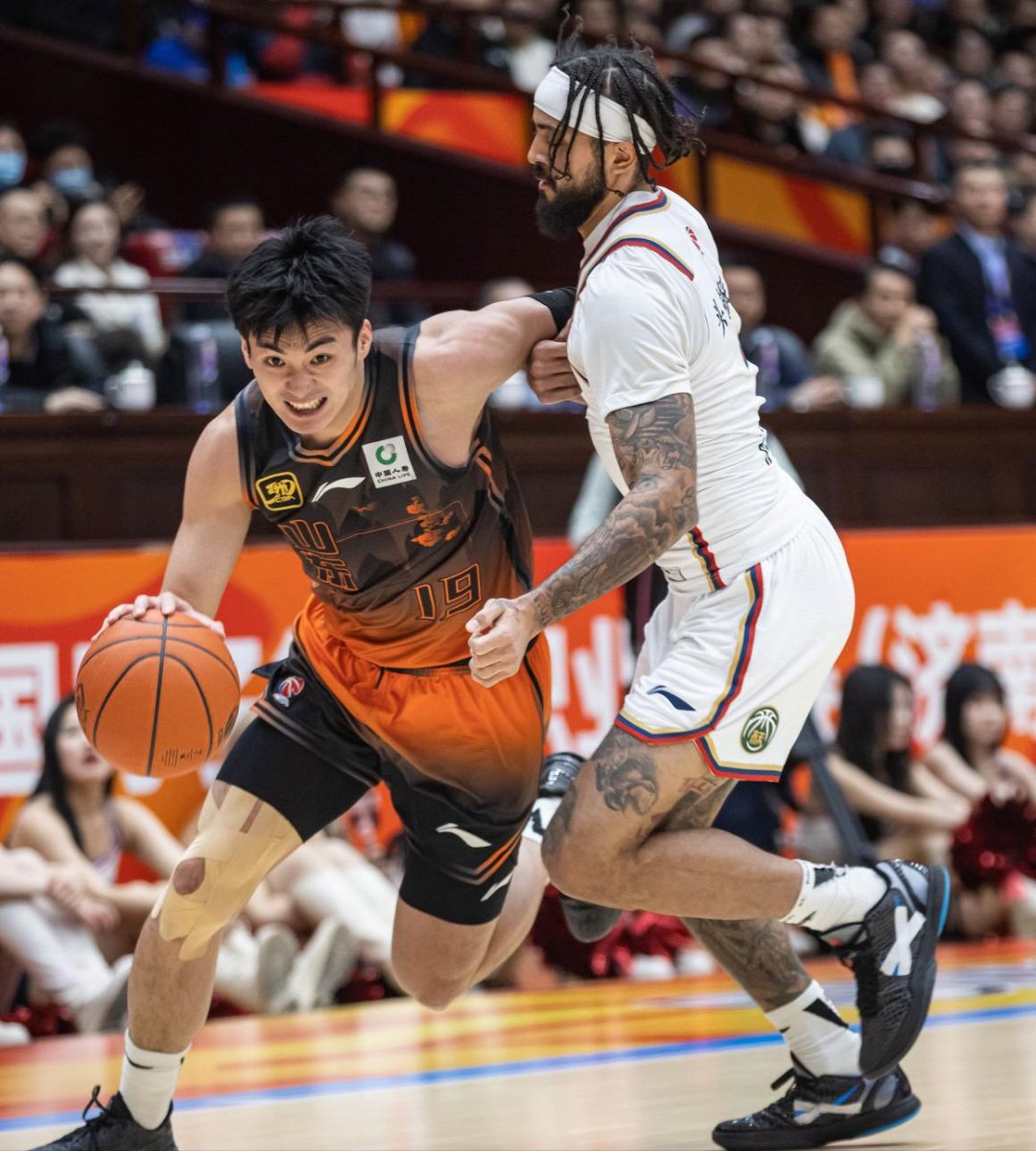 关于清晨体能课后；皇家马德里更衣室发声备战CBA常规赛；压力陡增；控场能力受关注的信息