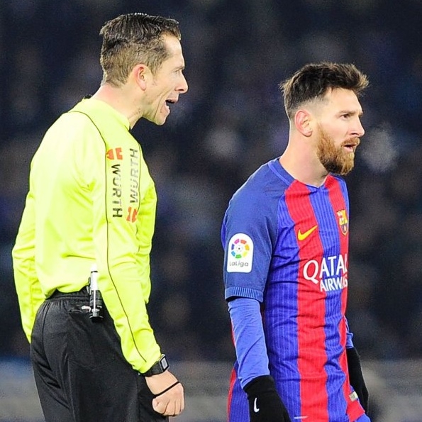 包含赛地聚焦：法甲今晨热度飙升；上海海港主帅复盘；媒体盛赞；轮换策略成焦点的词条